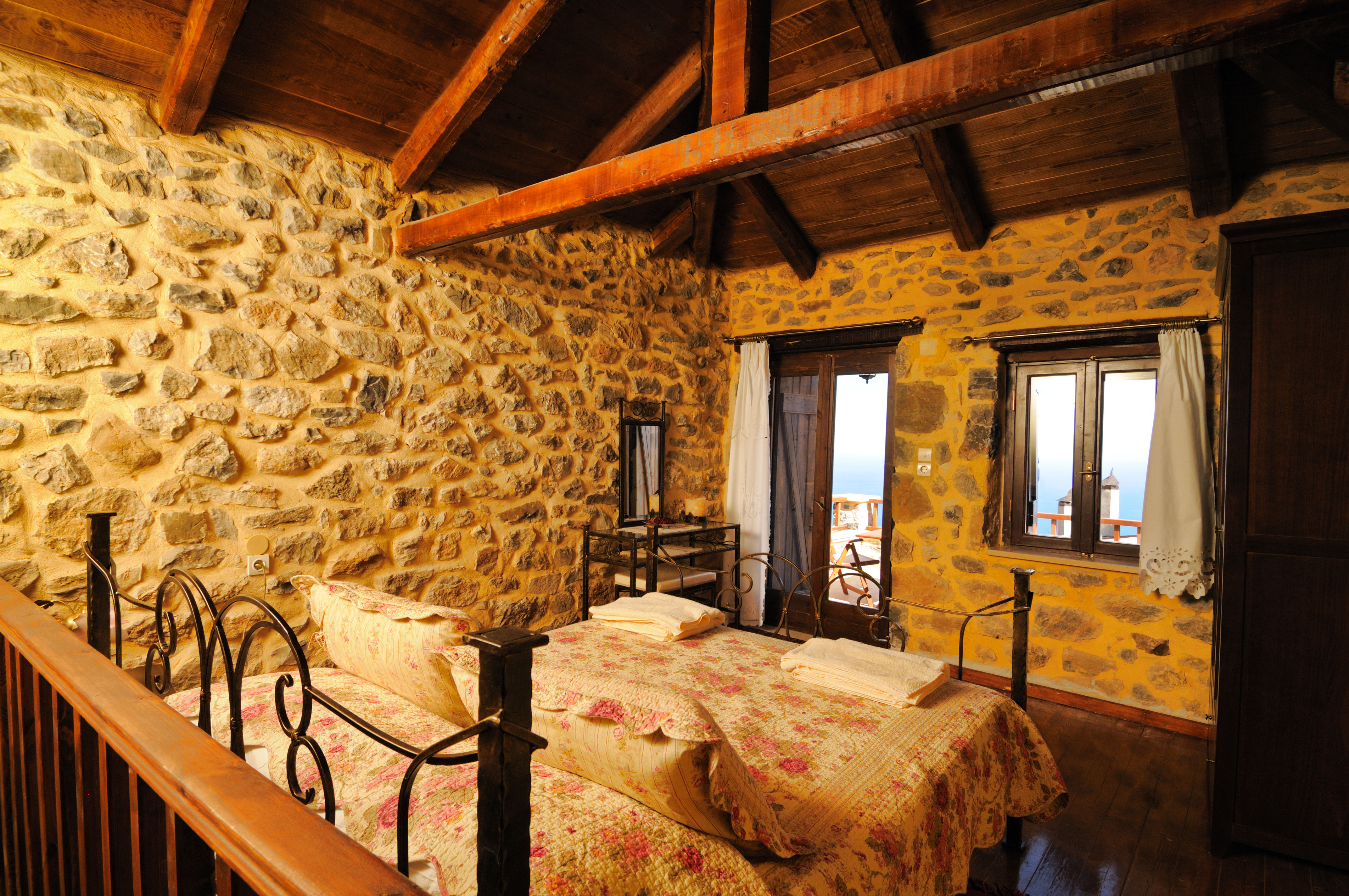 Maison de deux pièces avec une chambre à coucher