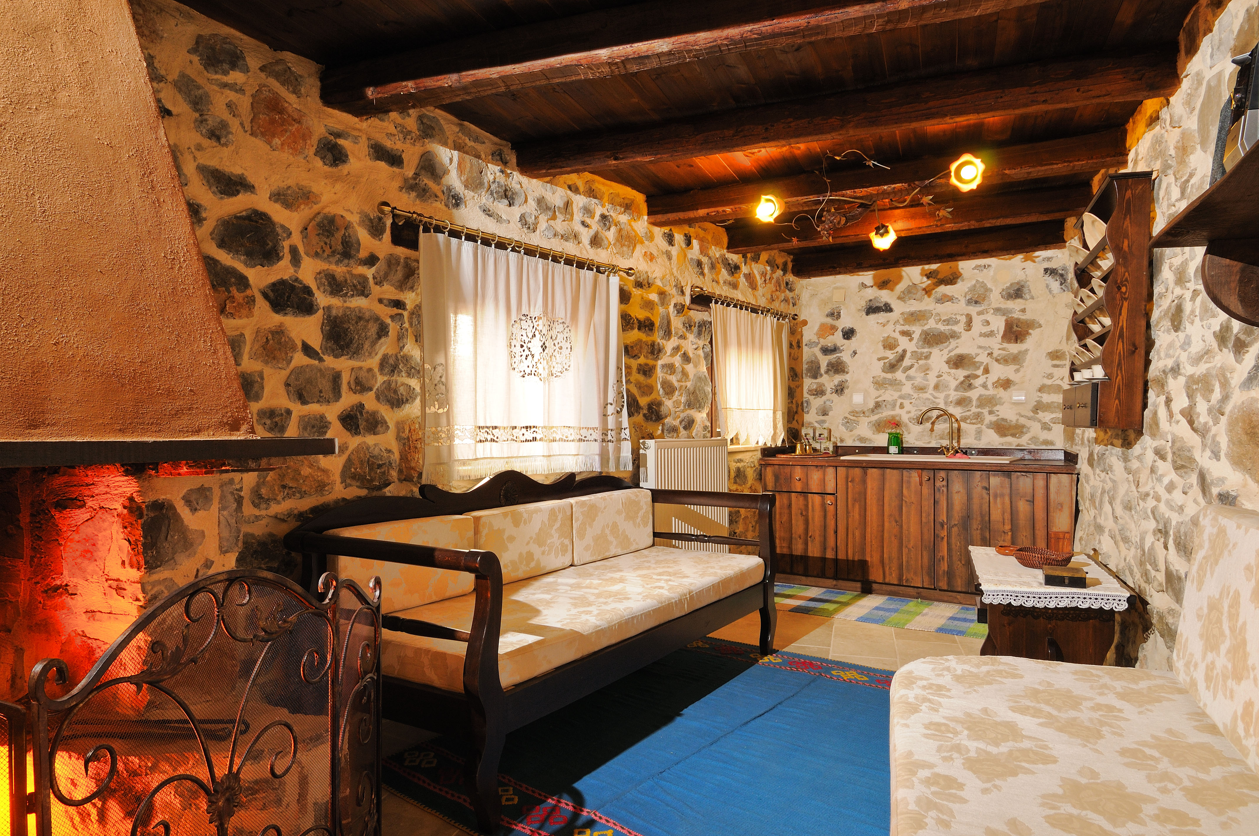 Maison de deux pièces avec une chambre à coucher