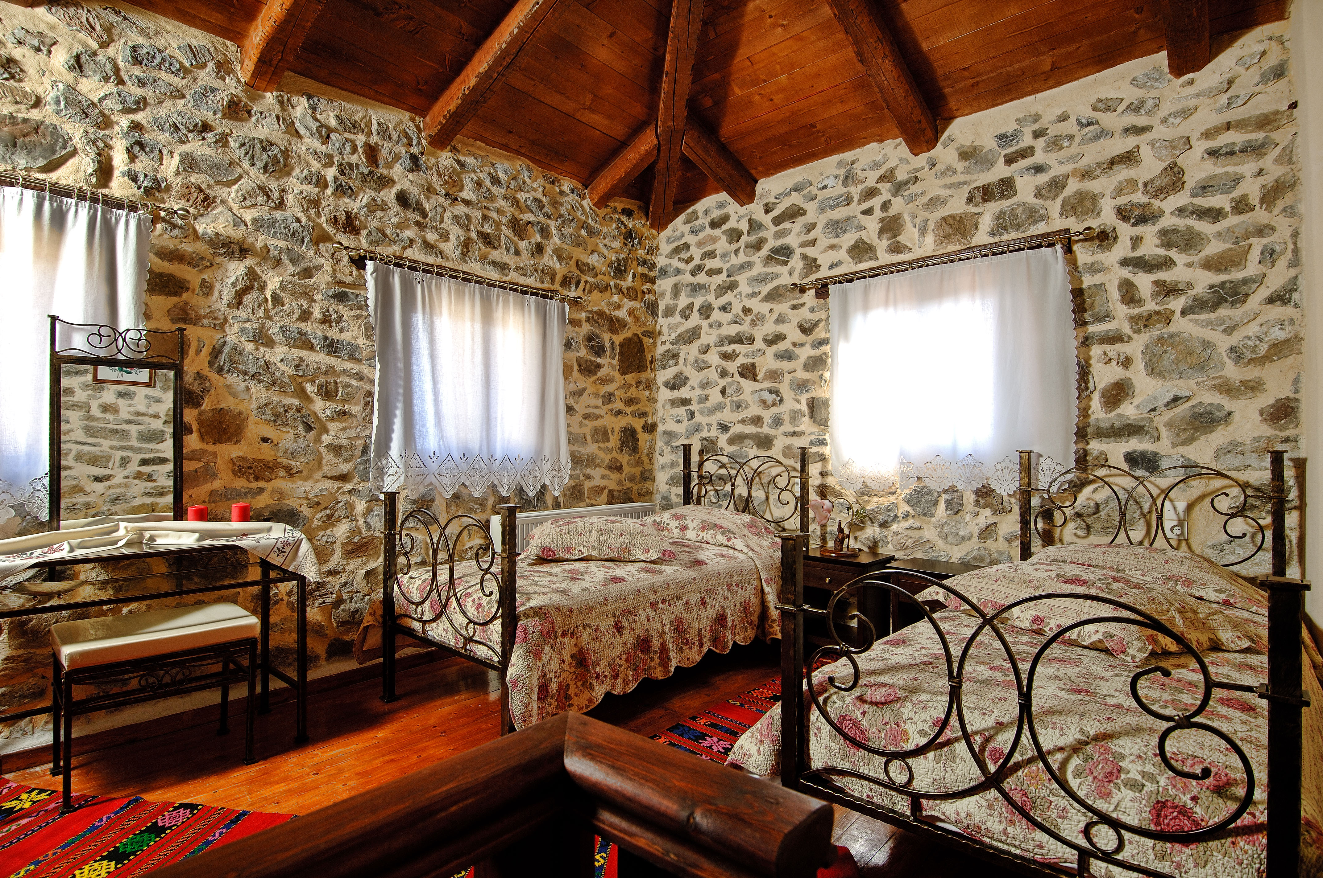 Maison de trois pièces avec deux chambres à coucher sur deux étages