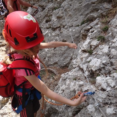 Descente via ferrata dans la gorge 