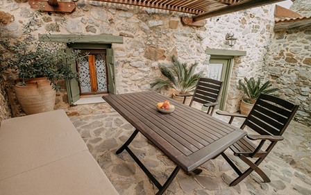 Maison de trois pièces avec deux chambres à coucher sur deux étages