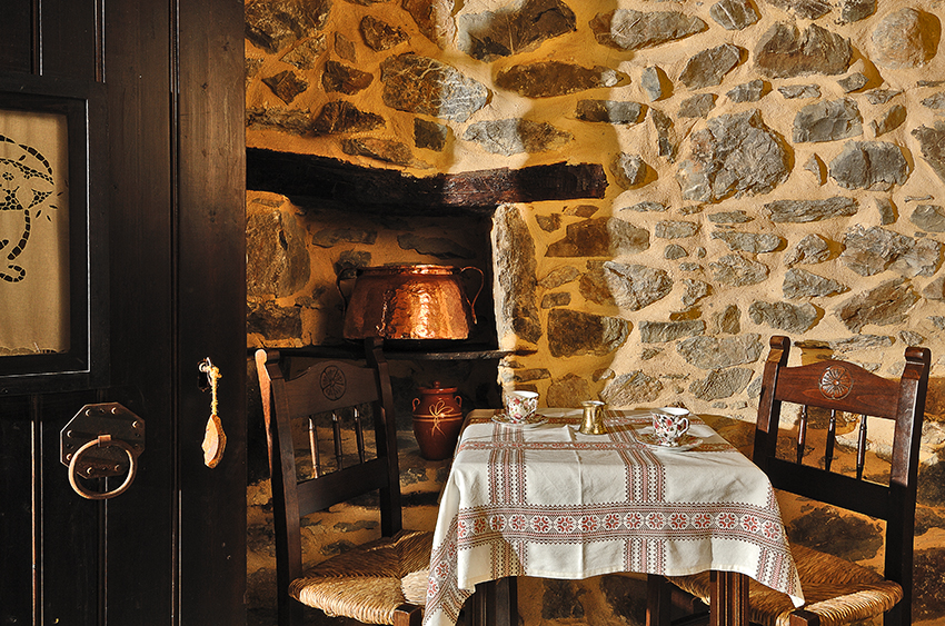 Maison de trois pièces avec deux chambres à coucher sur deux étages