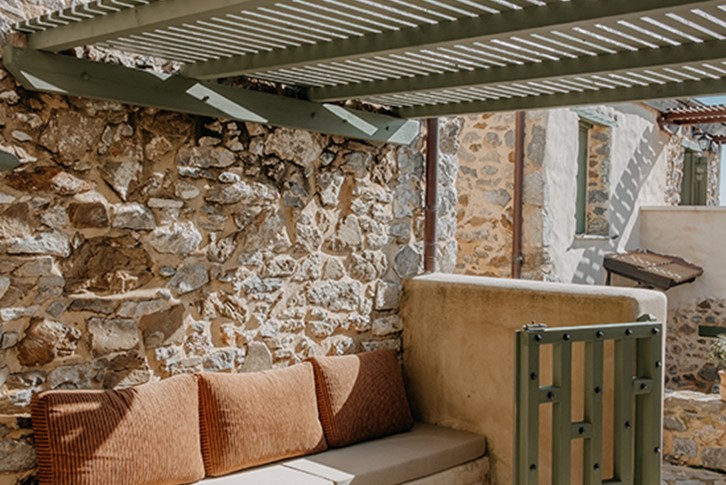 Maison de quatre pièces avec deux chambres à coucher sur trois étages