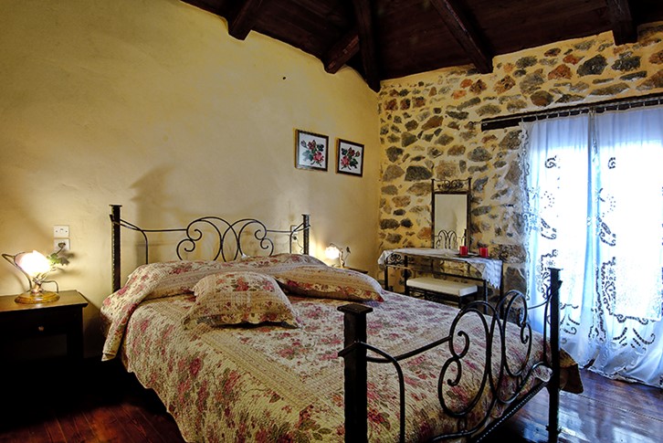 Maison de quatre pièces avec deux chambres à coucher sur trois étages