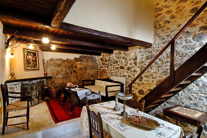 Maison de quatre pièces avec deux chambres à coucher sur trois étages