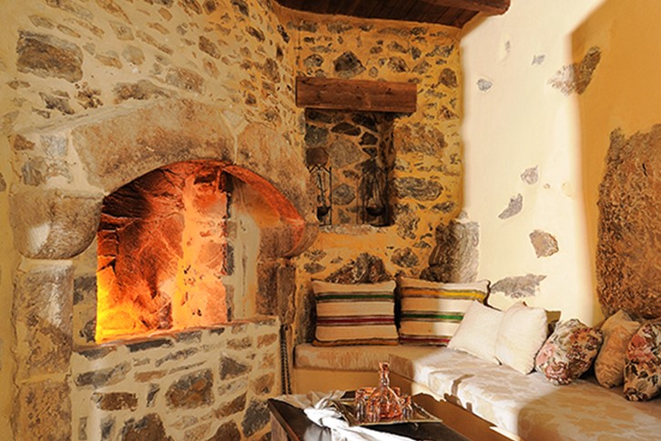 Maison de quatre pièces avec deux chambres à coucher sur trois étages