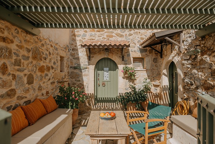 Maison de quatre pièces avec deux chambres à coucher sur trois étages