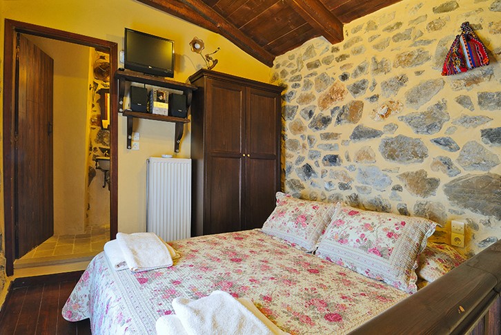 Maison de quatre pièces avec deux chambres à coucher sur trois étages